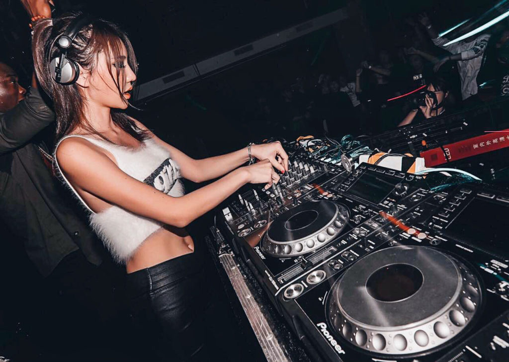 Having set her sights in Asia, US-born DJ Lizzy talks her love for electro music, and her experience spinning in China’s leading clubs.