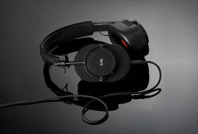 A collaboration between Master & Dynamic and Leica has created the 0.95 Collection, headphones that are sweet for both the ears and the eyes. 