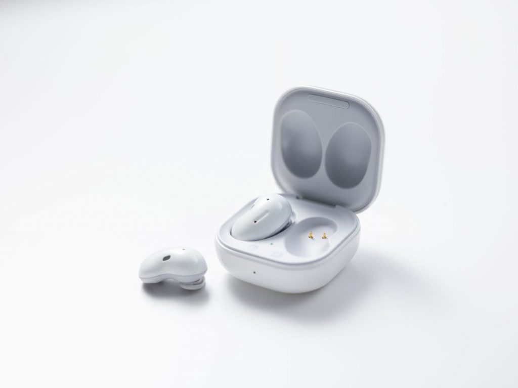 With the arrival of new Samsung smartphones comes the release of new Galaxy Buds Live, ergonomic earbuds for lads on the go. 