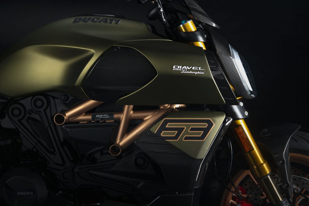 Two iconic Italian brands put their minds together to create the breathtaking Ducati Diavel 1260 Lamborghini motorbike.