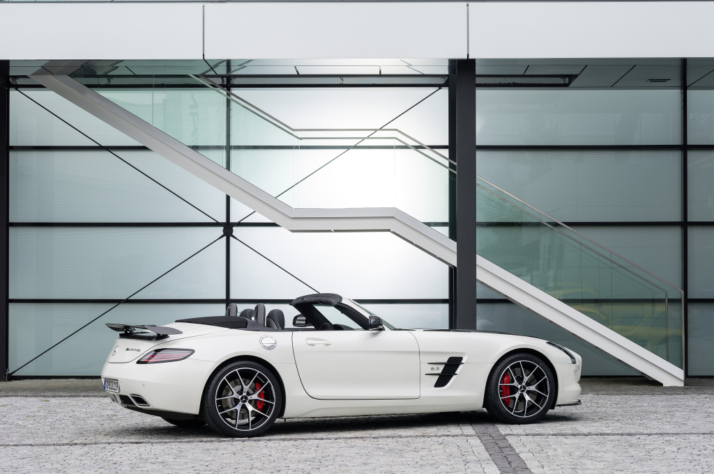 Lighter, shorter, and less expensive than its predecessor, Mercedes Benz’s stunning 2016 Mercedes-AMG SLS GT is here to take on the big boys, on and off the track.