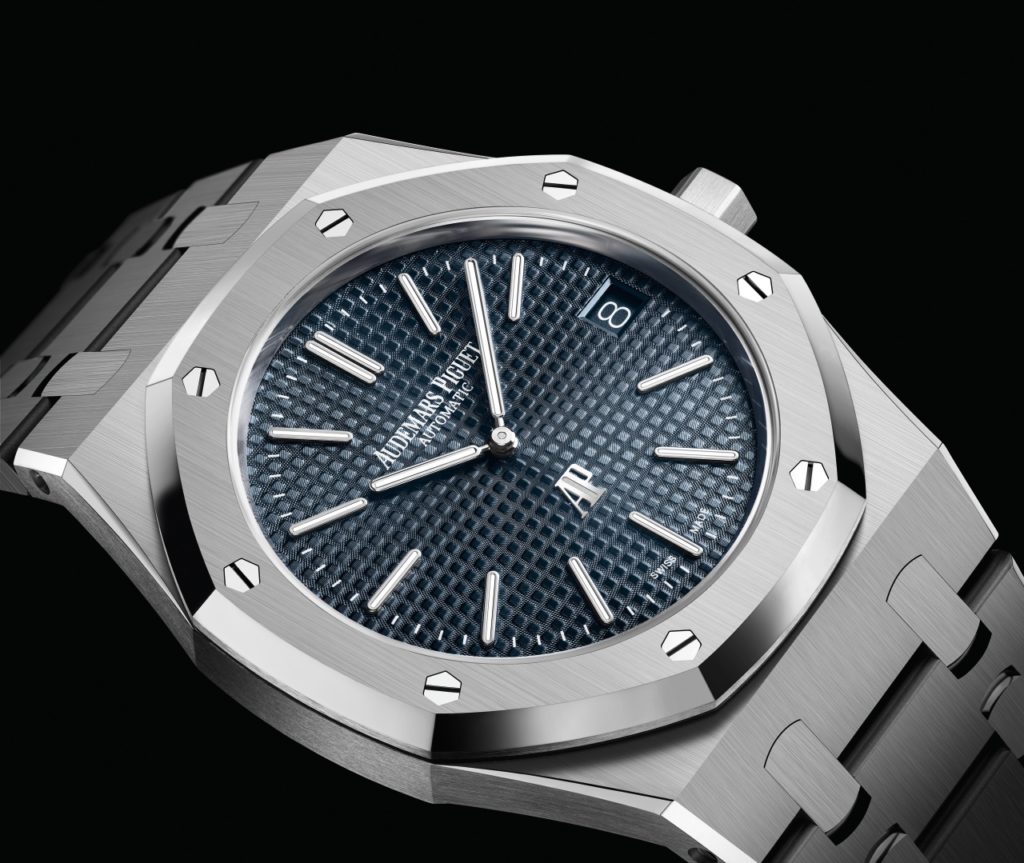 Audemars Piguet adds new colour and vitality to its Royal Oak Jumbo Extra-Thin collection. 