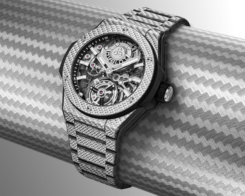 The spirit of fusion goes full throttle with the new Big Bang integrated Tourbillon Full Carbon from Hublot. 