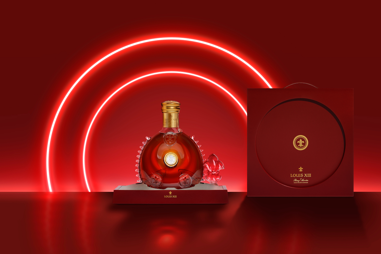 If you're looking for the ultimate Christmas gift for that greenie spirit sipper wingman, LOUIS XIII has just launched new sustainable coffret design. 