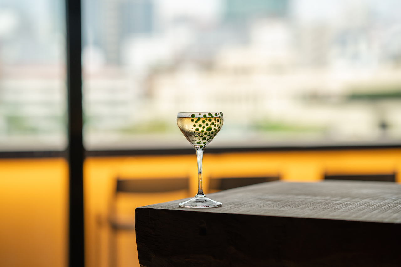 With cityscape views from its balcony and rooftop, chic cocktail bar Tokyo Confidential has opened in the Japanese capital's Azabujuban neighborhood.