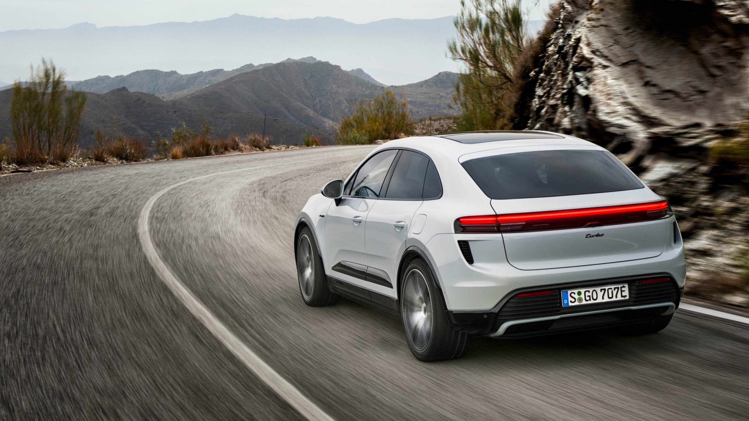 Packed with features, the new Porsche Macan delivers day-to-day usability and e-performance on any terrain.
